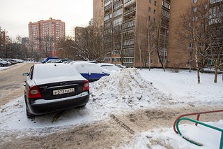 Несанкционированная свалка грязных снежных отходов, содержащих антигололёдные реагенты, на зелёных насаждениях, Верхне-Пролетарская улица, 3к1