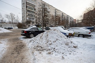 Несанкционированная свалка грязных снежных отходов, содержащих антигололёдные реагенты, на зелёных насаждениях, Верхне-Пролетарская улица, 3к1