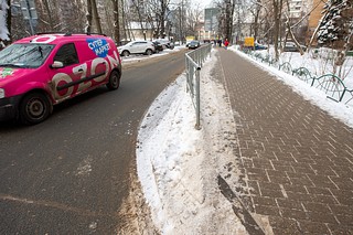 Неубранный снежный вал на тротуаре Верхне-Пролетарской улицы в районе дома №1к2 тает на месте под воздействием химических реагентов