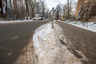 Неубранный снежный вал на тротуаре Верхне-Пролетарской улицы в районе дома №1к2 тает на месте под воздействием химических реагентов