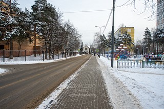 Тротуар рядом с детской площадкой