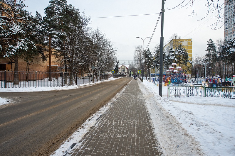 Тротуар рядом с детской площадкой