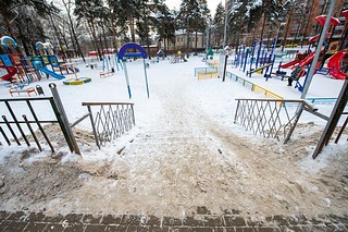 Лестничный пролёт не очищен на всю ширину от снега и наледи, детская площадка возле ДК «Солнечный»
