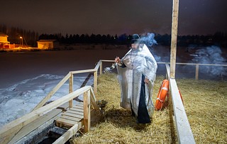 Священнослужитель возле купели