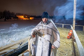 Священнослужитель возле купели