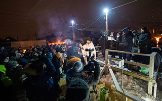 Священнослужитель и участники купаний