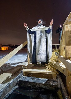 Священнослужитель освящает место купания