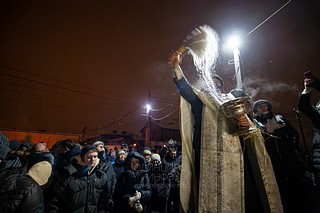Священнослужитель и участники купаний