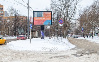 Несанкционированная свалка грязных снежных отходов, содержащих антигололёдные реагенты на дороге и на зелёных насаждениях, Можайское шоссе, 101Б