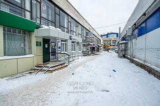 Несанкционированная свалка грязных снежных отходов, содержащих антигололёдные реагенты, на тротуаре, Можайское шоссе, в районе дома №119