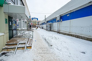 Несанкционированная свалка грязных снежных отходов, содержащих антигололёдные реагенты, на тротуаре, Можайское шоссе, в районе дома №119