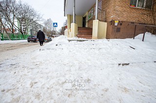 Ателье по ремонту одежды «Поляна» не думает о сохранения жизни здоровья своих клиентов, нарушает закон о благоустройстве Московской области. Лестничный пролёт не очищен от снега и наледи, Можайское шоссе 117
