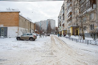 Не расчищенная проезжая часть у дома по Можайскому шоссе №99, со стороны входа в подъезды
