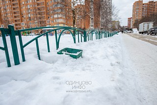 Урны утонули в сугробах вдоль тротуара, Можайское шоссе, в районе дома №105