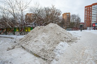 Несанкционированная свалка грязных снежных отходов, содержащих антигололёдные реагенты, Можайское шоссе, в районе дома №85