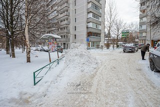 Несанкционированная свалка грязных снежных отходов, содержащих антигололёдные реагенты на проезжей части, Можайское шоссе, в районе дома №85