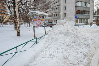 Несанкционированная свалка грязных снежных отходов, содержащих антигололёдные реагенты на проезжей части, Можайское шоссе, в районе дома №85