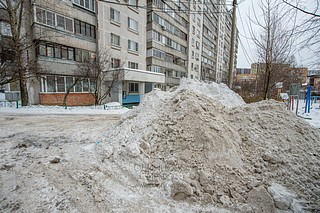 Несанкционированная свалка грязных снежных отходов, содержащих антигололёдные реагенты на проезжей части, Можайское шоссе, в районе дома №83