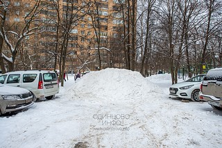 Несанкционированная свалка грязных снежных отходов, содержащих антигололёдные реагенты, на проезжей части, Можайское шоссе,  в районе дома №77
