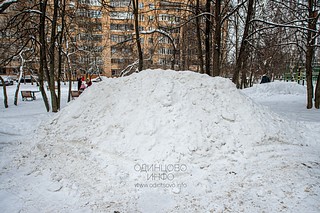 Несанкционированная свалка грязных снежных отходов, содержащих антигололёдные реагенты, на проезжей части, Можайское шоссе, в районе дома №77