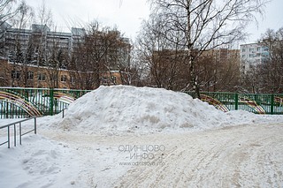 Несанкционированная свалка грязных снежных отходов, содержащих антигололёдные реагенты, на проезжей части и тротуаре, Ново-Спортивная улица, в районе дома №6