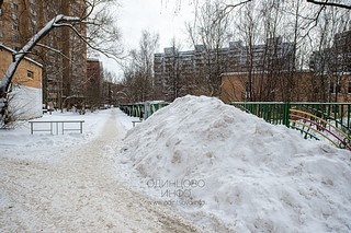Несанкционированная свалка грязных снежных отходов, содержащих антигололёдные реагенты, на проезжей части и тротуаре, Ново-Спортивная улица, в районе дома №6