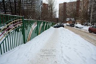 Не расчищенный тротуар вдоль детского сада №69