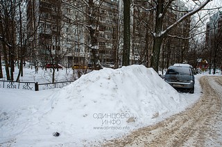 Несанкционированная свалка грязных снежных отходов, содержащих антигололёдные реагенты на проезжей части, Красногорское шоссе, в районе дома №6