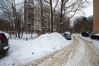 Несанкционированная свалка грязных снежных отходов, содержащих антигололёдные реагенты на проезжей части, Красногорское шоссе, в районе дома №6