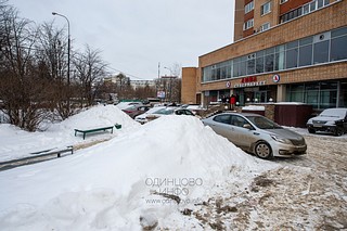 Несанкционированная свалка грязных снежных отходов, содержащих антигололёдные реагенты, на проезжей части и тротуара, Красногорское шоссе, в районе дома №8к3