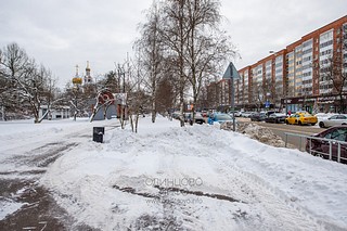Несанкционированная свалка грязных снежных отходов, содержащих антигололёдные реагенты, на проезжей части и тротуаре в районе автобусной остановки улица Неделина, 13