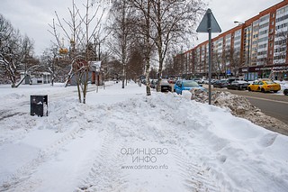 Несанкционированная свалка грязных снежных отходов, содержащих антигололёдные реагенты, на проезжей части и тротуаре в районе автобусной остановки улица Неделина, 13