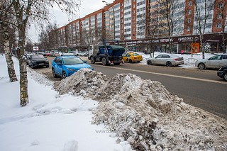 Несанкционированная свалка грязных снежных отходов, содержащих антигололёдные реагенты, на проезжей части и тротуаре в районе автобусной остановки улица Неделина, 13