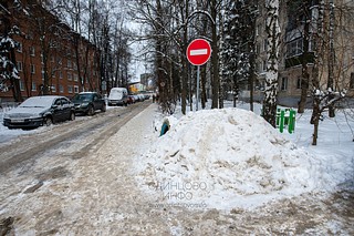 Несанкционированная свалка грязных снежных отходов, содержащих антигололёдные реагенты, на части тротуара и зелёных насаждениях, Молодёжная улица, в районе дома №26