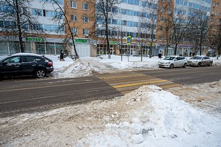 Неубранный снежный вал на дороге, в районе пешеходного перехода, бульвар Любы Новосёловой