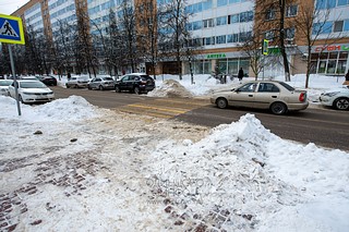 Неубранный снежный вал на дороге, в районе пешеходного перехода, бульвар Любы Новосёловой
