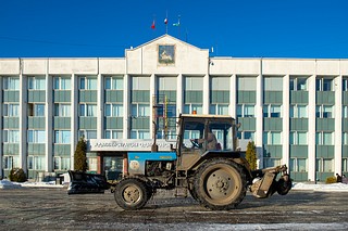 Уборка снега у здания администрации Одинцовского городского округа