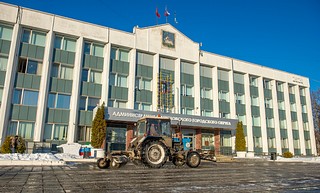 Уборка снега у здания администрации Одинцовского городского округа