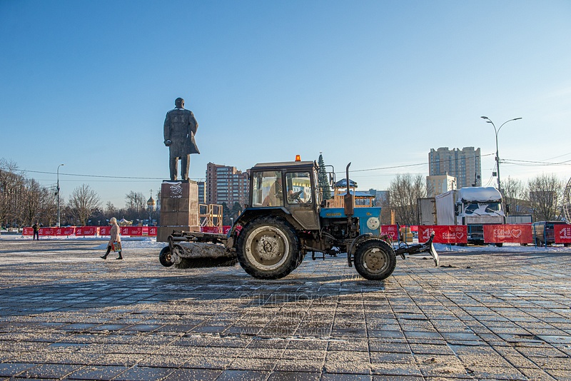 Уборка снега у здания администрации Одинцовского городского округа, Администрация (Жукова, 28), трактор, freemax