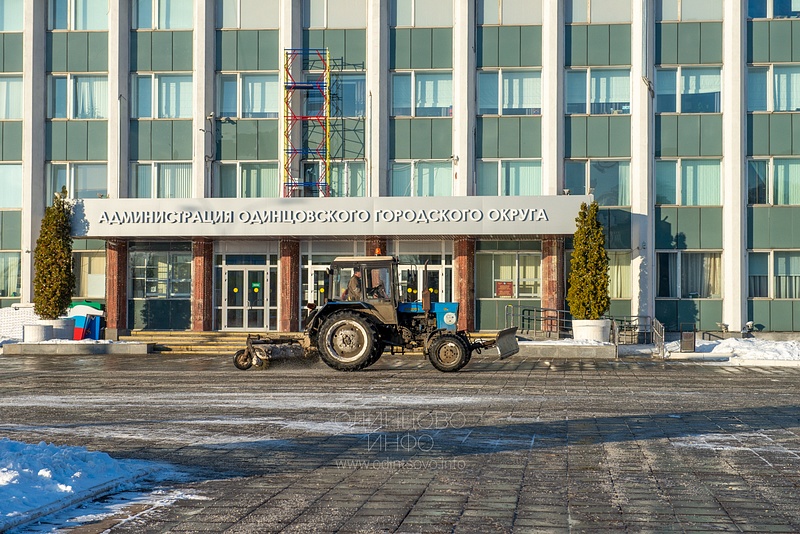 Уборка снега у здания администрации Одинцовского городского округа, Администрация (Жукова, 28), трактор, freemax