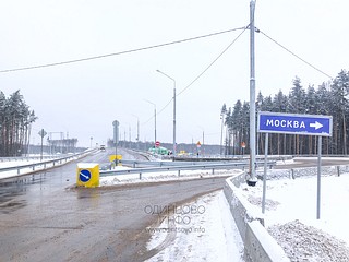 Выезд из Трёхгорки в Москву по Северному обходу Одинцово, временный указатель. Прямо на мост, в сторону Рублёво-Успенского шоссе нельзя — «кирпич»