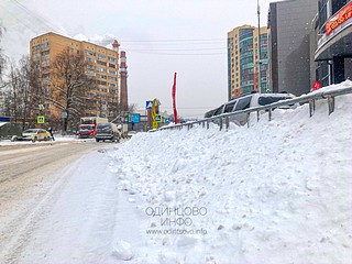 Несанкционированная свалка грязных снежных отходов, содержащих антигололёдные реагенты, на проезжей части и тротуаре, улица Чикина, в районе дома №8А