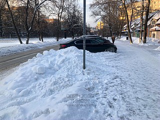 Несанкционированная свалка грязных снежных отходов на тротуаре и проезжей части дублера Можайского шоссе у дома №101Ас1