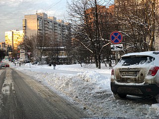 Неубранный снежный вал на проезжей части и тротуаре дублера Можайского шоссе в районе дома №101Ас1