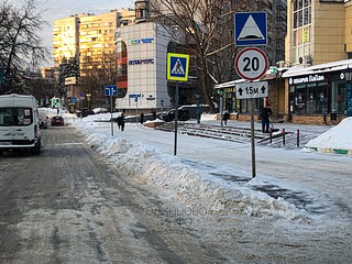 Неубранный снежный вал на проезжей части и тротуаре дублера Можайское шоссе, в районе дома №87