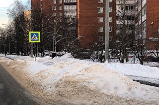Неубранный снежный вал на дороге и тротуаре, улица Ново-Спортивная в районе дома, №4к1
