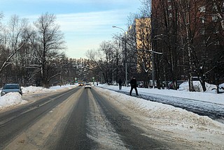 Неубранный снежный вал на дороге и тротуаре, улица Ново-Спортивная в районе дома, №20к2