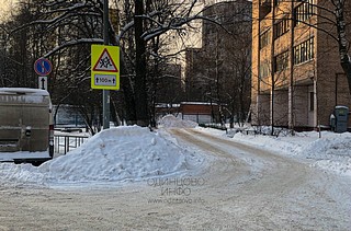Несанкционированная свалка грязных снежных отходов, содержащих антигололёдные реагенты на дороге и на зелёных насаждениях (на фото вдалеке), улица Чикина, 15