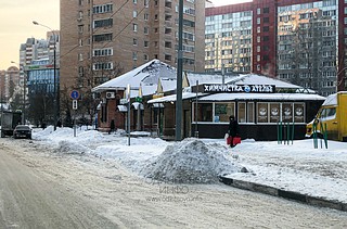 Несанкционированная свалка грязных снежных отходов, содержащих антигололёдные реагенты, на проезжей части и тротуара, улица Чикина, в районе дома №3