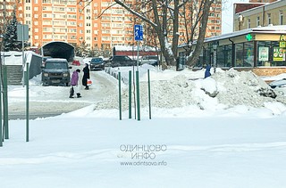 Несанкционированная свалка грязных снежных отходов, содержащих антигололёдные реагенты, на зелёных насаждениях между Можайским шоссе и его дублёром в районе дома №87